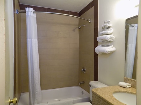 Combined shower/tub, towels. Budget Inn