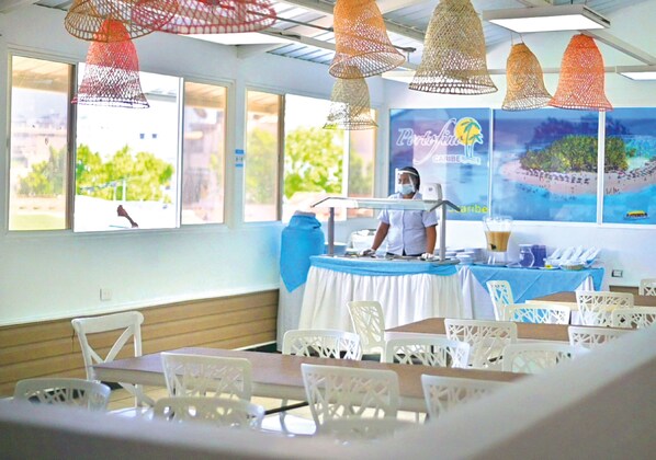 Breakfast, lunch, dinner served; local cuisine - Henry By Portofino (San Andrés)