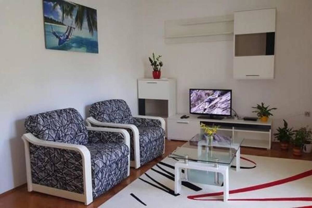 Apartment, Gartenblick | Wohnbereich | Fernseher