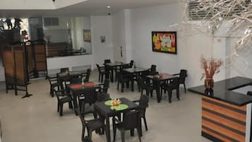 Se sirven desayunos y almuerzos, cocina local