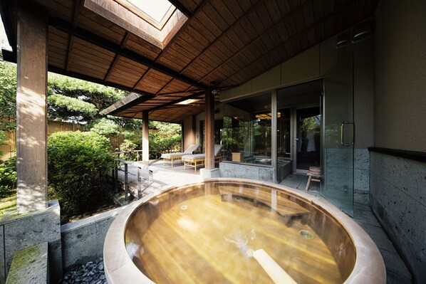 Bañera y ducha independientes, bañera profunda