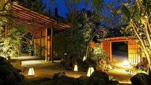Bagian depan properti - sore/malam