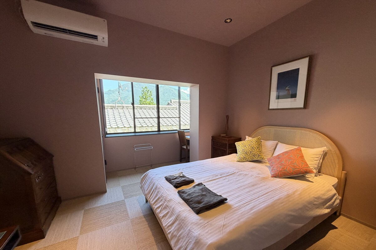 Double Room, Non Smoking, Mountain View | Down comforters, in-room safe, WiFi (free), individually decorated