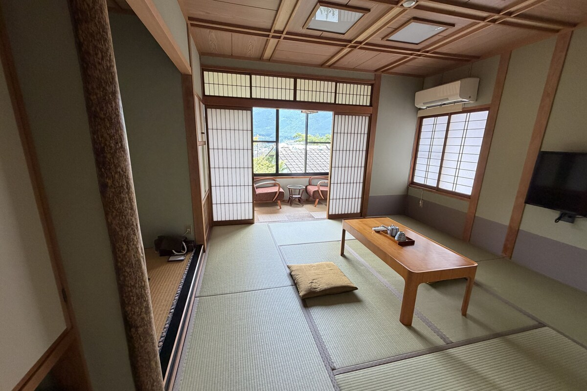 Room, Non Smoking | In-room dining