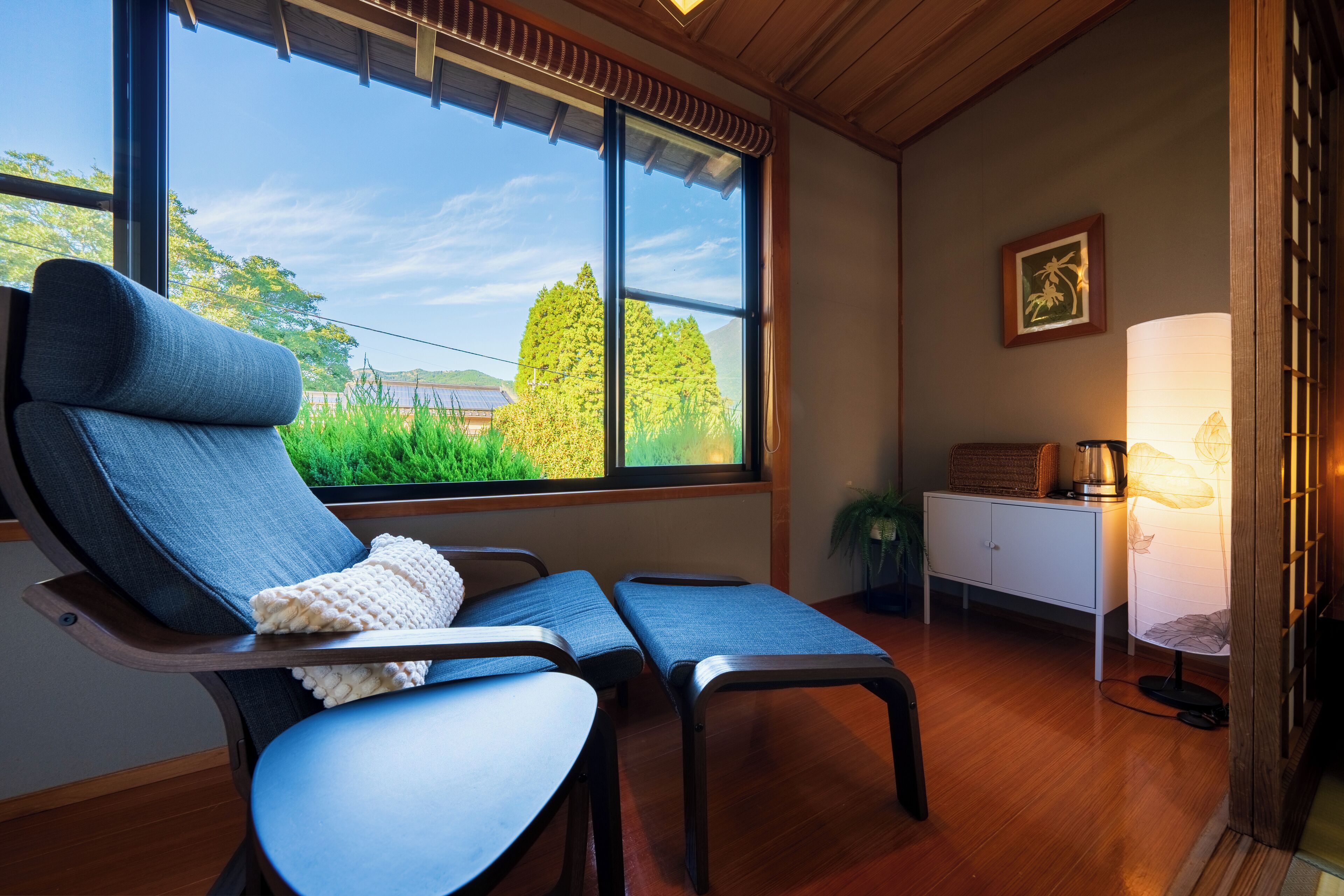 Room, Non Smoking, Mountain View | Down comforters, in-room safe, WiFi (free), individually decorated