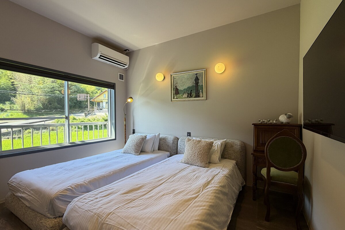 Twin Room, Non Smoking, Mountain View | Down comforters, in-room safe, WiFi (free), individually decorated