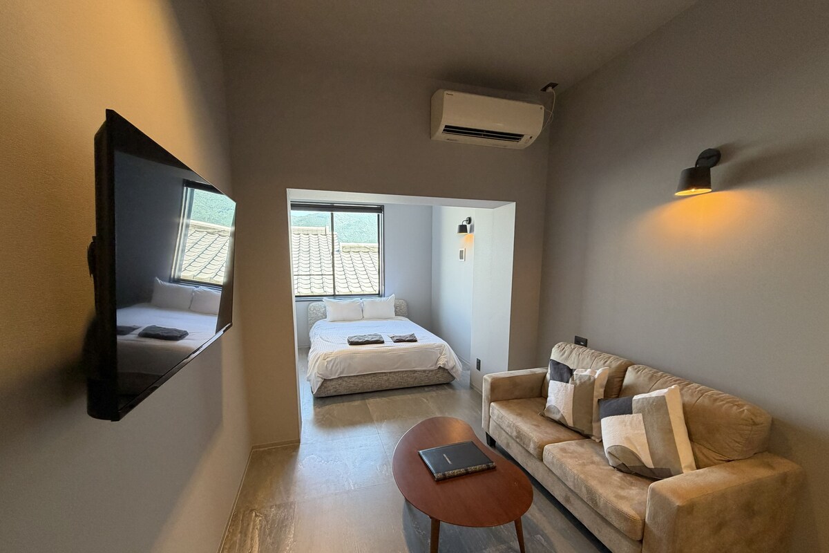 Double Room, Non Smoking, Mountain View | Down comforters, in-room safe, WiFi (free), individually decorated