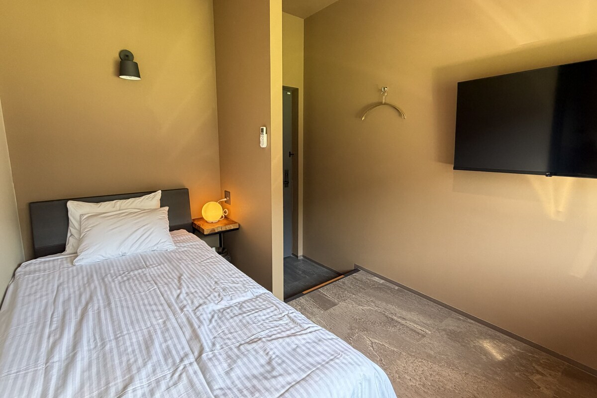 Single Room | Down comforters, in-room safe, WiFi (free), individually decorated