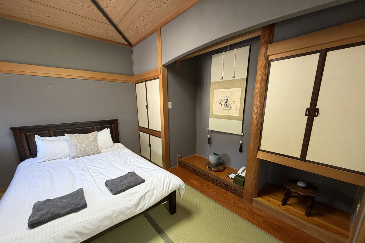 Down comforters, in-room safe, WiFi (free), individually decorated