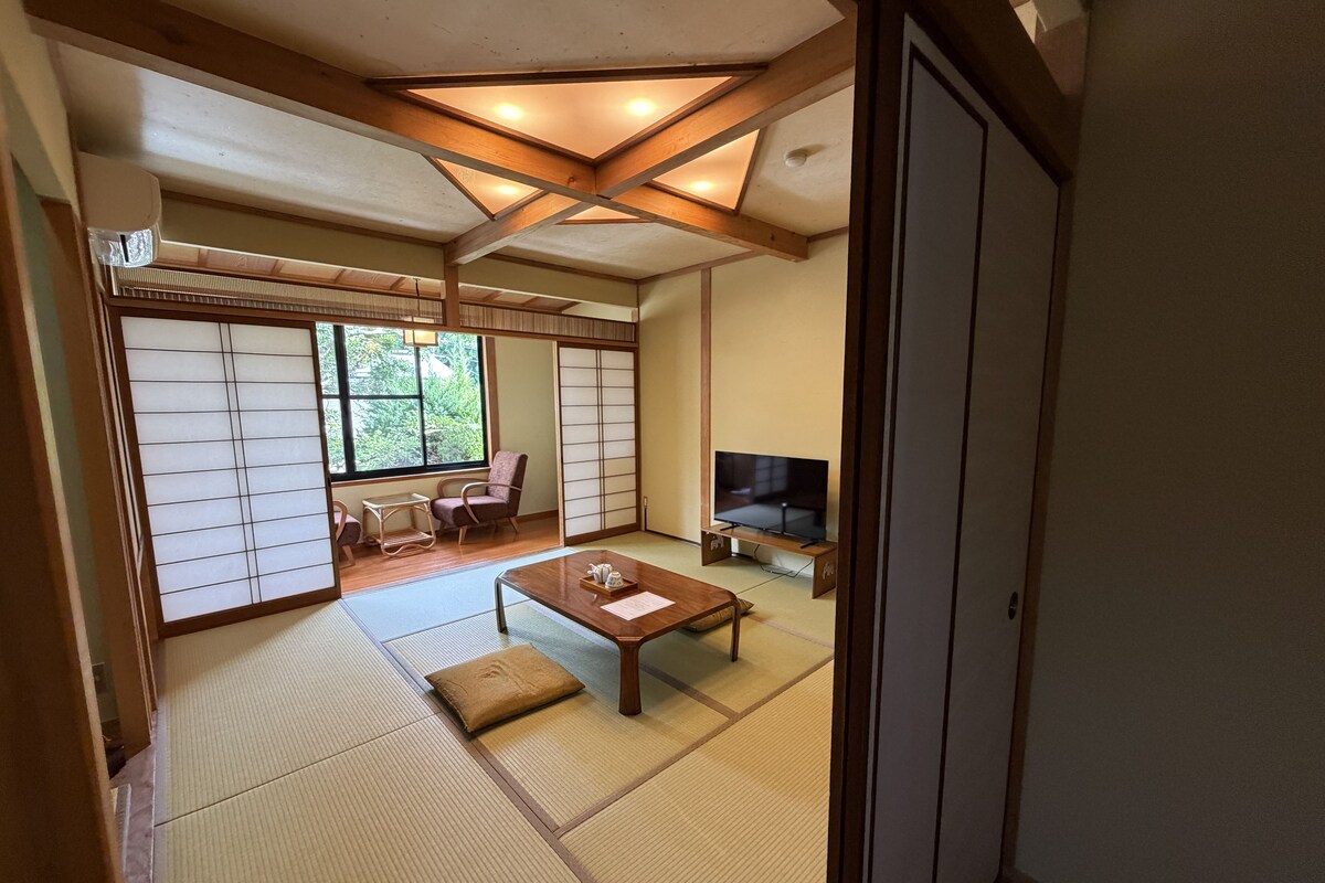 Room | Down comforters, in-room safe, WiFi (free), individually decorated