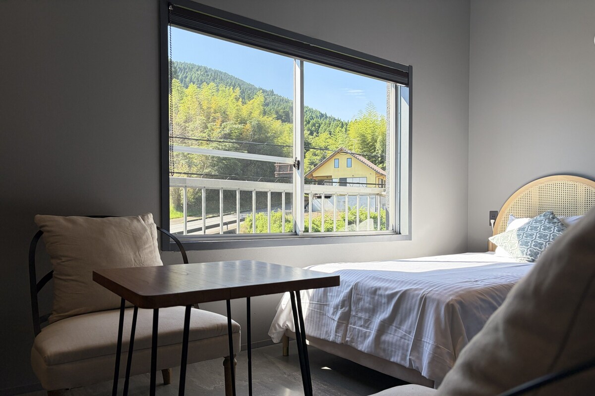 Twin Room, Non Smoking, Mountain View | Down comforters, in-room safe, WiFi (free), individually decorated
