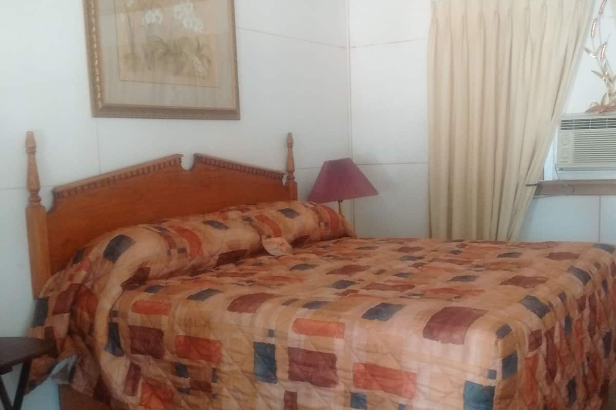 Cortinas blackout y tabla de planchar con plancha