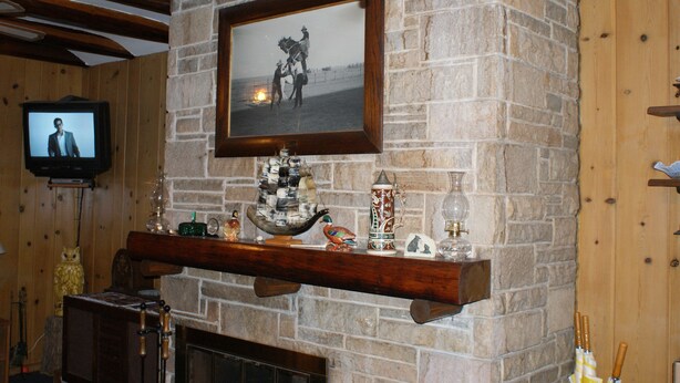 Unclassified image, 1 of 16, button - Dartford Inn (Green Lake)