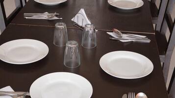 Phục vụ bữa sáng, bữa trưa, bữa tối, đặc sản địa phương