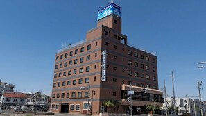Un hotel de varios pisos con un letrero llamativo en la parte superior.