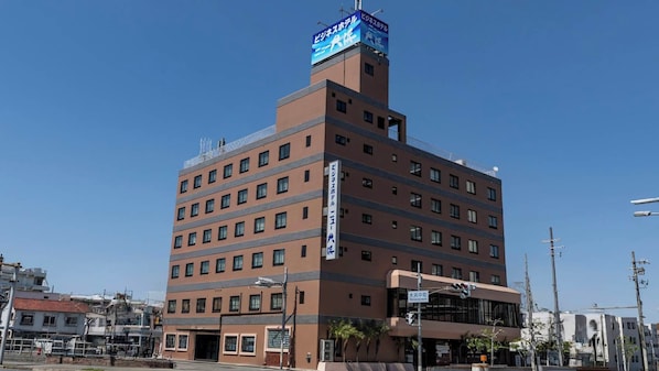 Un hotel de varios pisos con un letrero llamativo en la parte superior.