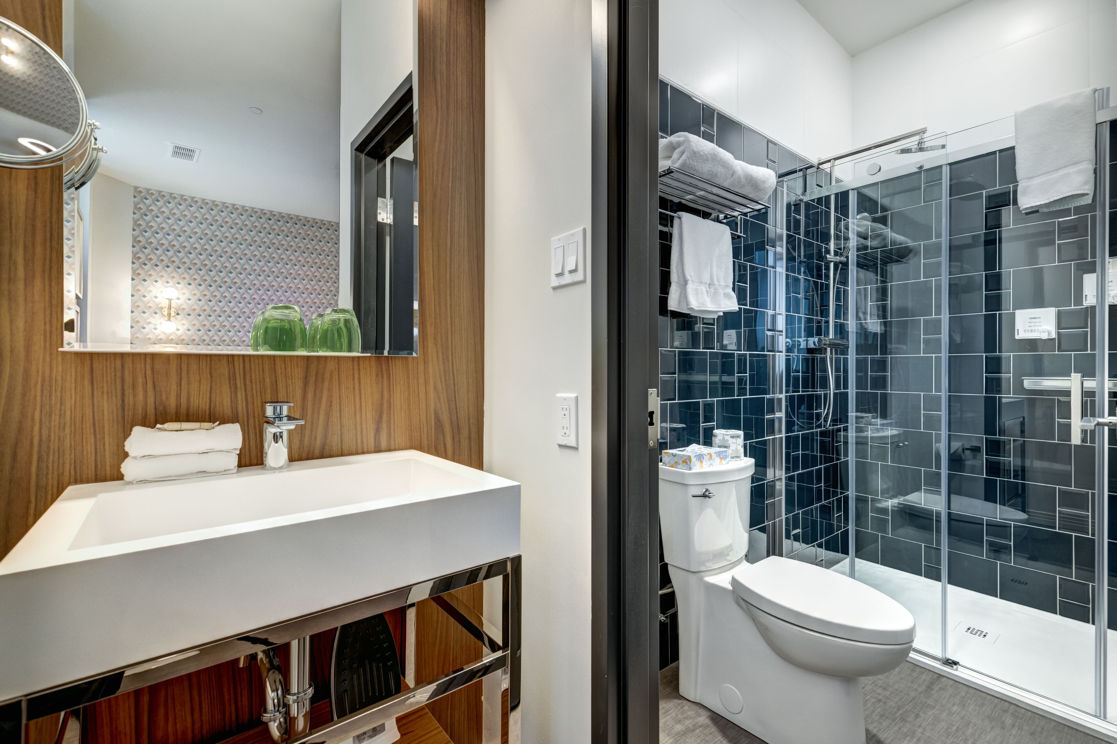 standard room | bathroom | shower, hydromassage showerhead, free toiletries, hair dryer