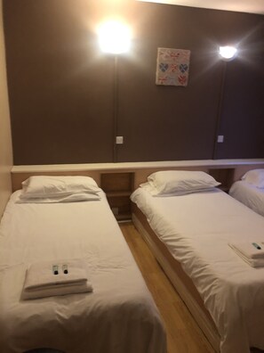 Chambre Triple, salle de bains attenante | Wi-Fi gratuit, draps fournis