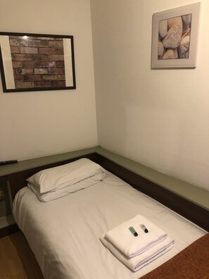 Chambre Simple (Private Shower) | Wi-Fi gratuit, draps fournis