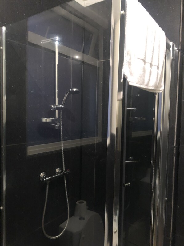 Bathroom shower - The Salford Arms Hotel - Adults Only (Salford)