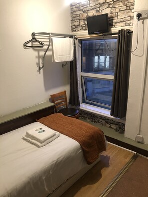 Chambre Simple (Private Shower) | Wi-Fi gratuit, draps fournis