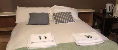 Chambre Double (Private Shower)