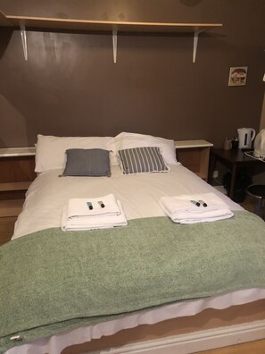 Chambre Double (Private Shower) | Wi-Fi gratuit, draps fournis