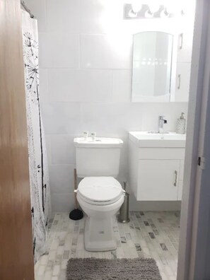 Apartamento, vistas al mar | Baño | Ducha y bañera combinadas, toallas, jabón y champú