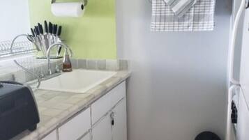 Apartamento, vistas al mar | Cocina privada | Hervidor eléctrico y tostadora