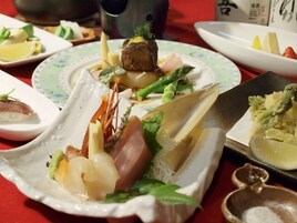 Una mesa con varios platos, incluyendo mariscos y verduras.