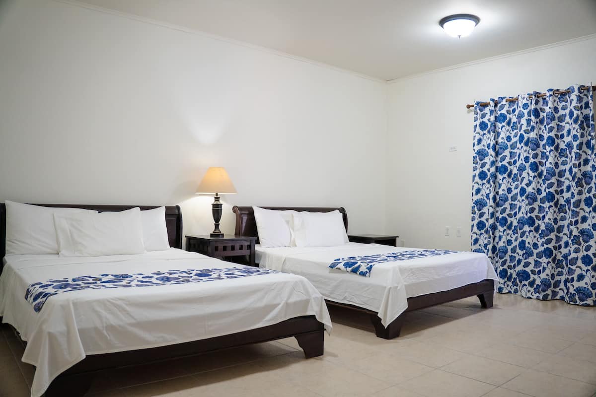 Quarto quádruplo standard | 1 quarto, cofres nos quartos, Wi-Fi de cortesia, roupa de cama
