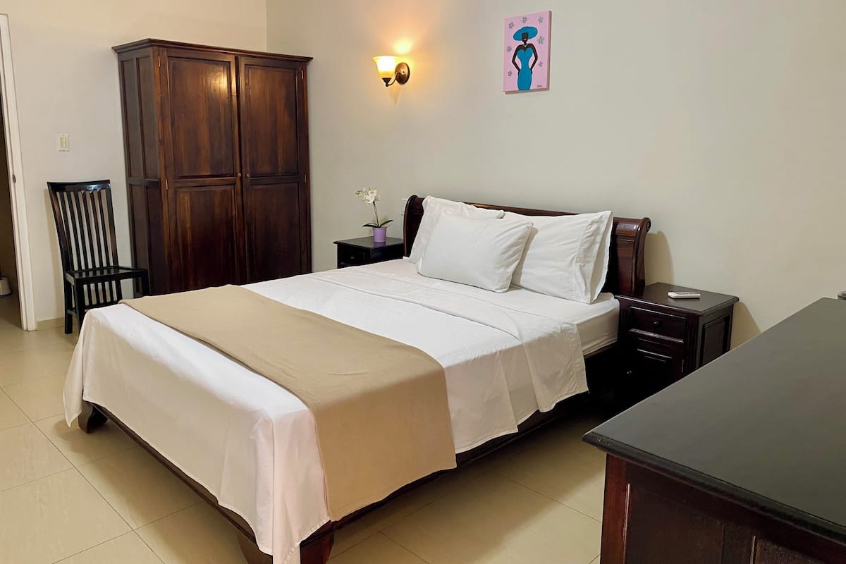 Standard Room, 1 Queen Bed | 1 bedroom, in-room safe, free WiFi, bed sheets