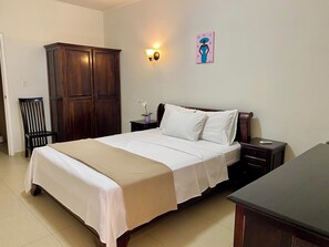 Rom – standard, 1 queensize-seng | Safe på rommet, wi-fi (inkludert) og sengetøy