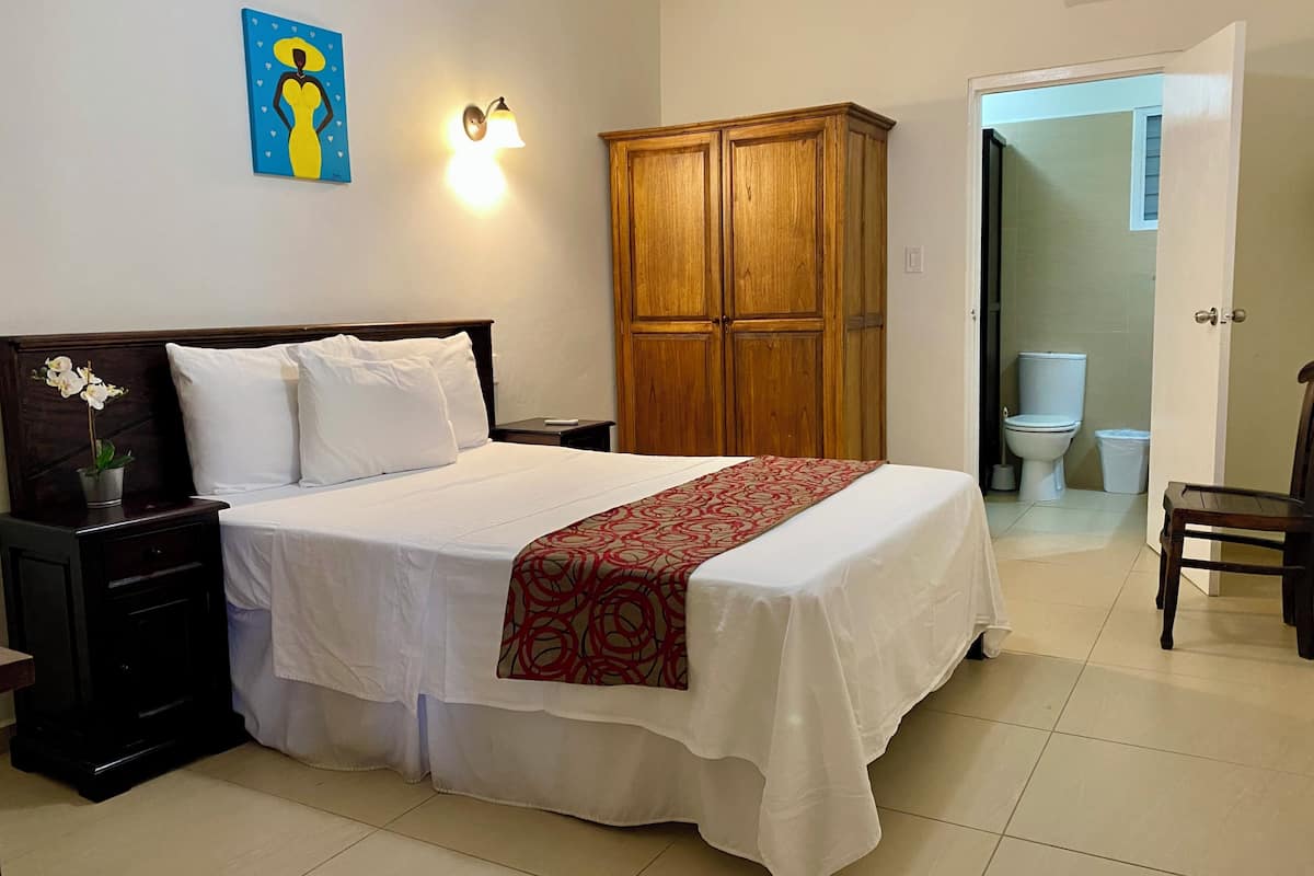 Quarto standard, 1 cama Queen | 1 quarto, cofres nos quartos, Wi-Fi de cortesia, roupa de cama