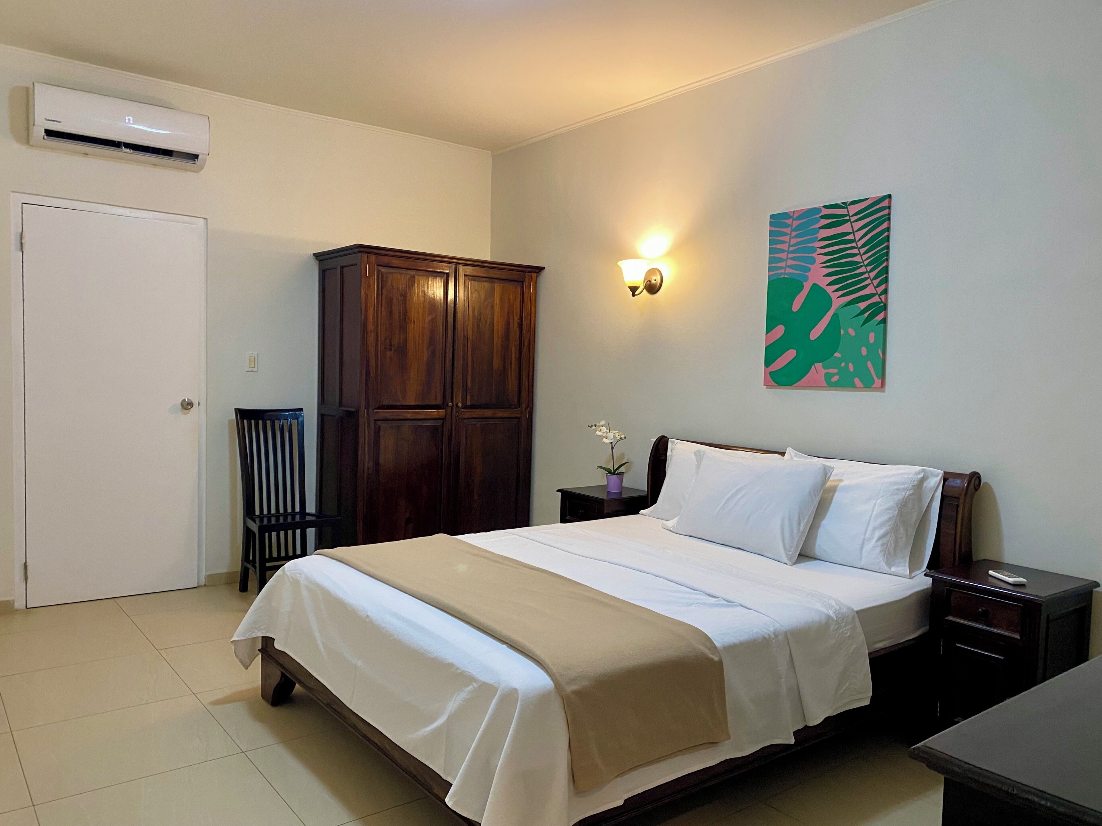 Camera Standard, 1 letto queen | Una cassaforte in camera, Wi-Fi gratuito, lenzuola