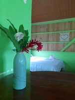 Cortinas blackout, tabla de planchar con plancha y ropa de cama 