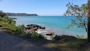 Una carretera costera con afloramientos rocosos y una vista despejada del mar.