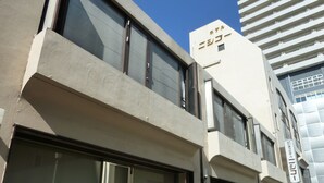 Un edificio moderno con ampie finestre e una facciata lineare.