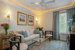 Habitación doble superior, 1 cama de matrimonio grande con sofá cama, habitaciones comunicadas | Zona de estar | Televisión de pantalla plana de 42 pulgadas con canales premium