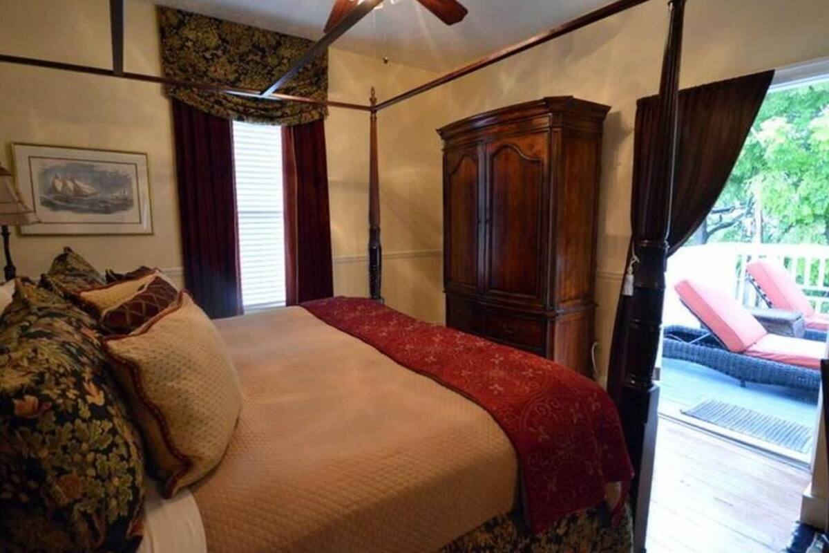 Captain's Suite, #16 | Egyptian cotton sheets, premium bedding, pillowtop beds, blackout drapes