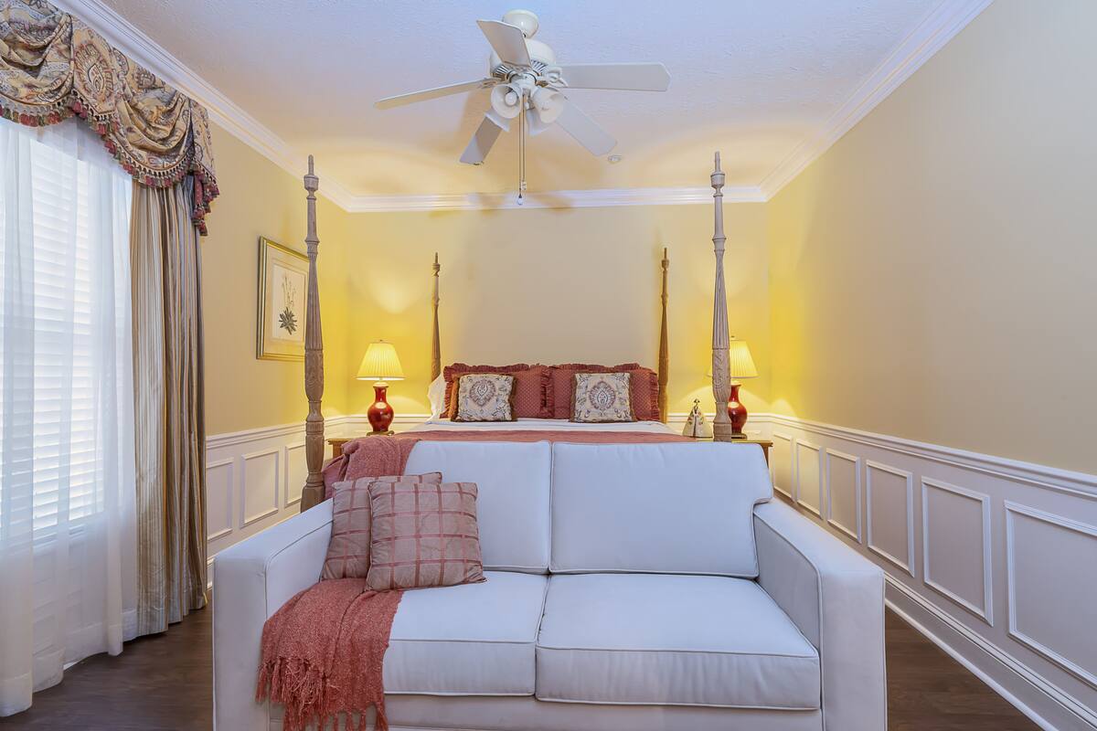 Elizabeth Room, #17 | Egyptian cotton sheets, premium bedding, pillowtop beds, blackout drapes