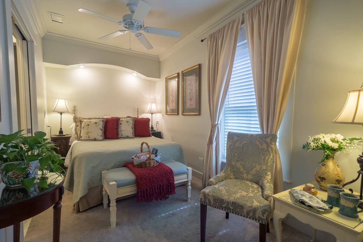 Wellington Room #4 | Egyptian cotton sheets, premium bedding, pillowtop beds, blackout drapes