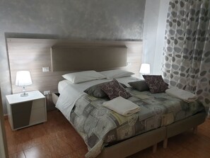 Comfort Triple Room, 2 Bedrooms, Connecting Rooms | Premium bedding, memory foam beds, free minibar, desk - Beauty house (Reggio Calabria)