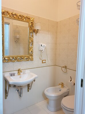 Comfort Triple Room, 2 Bedrooms, Connecting Rooms | Bathroom | Shower, free toiletries, hair dryer, slippers - Beauty house (Reggio Calabria)