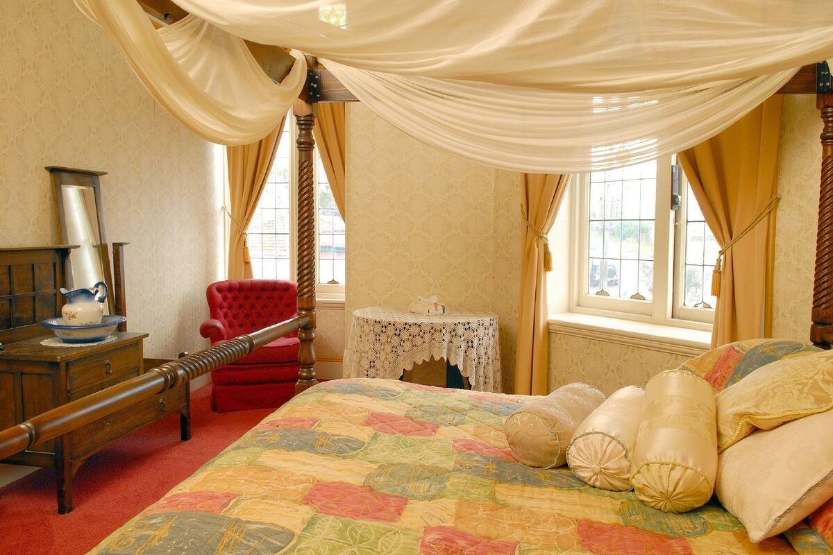 King Room | 1 bedroom, WiFi (free), individually decorated, individually furnished