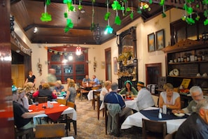 S'hi serveixen dinars i sopars 