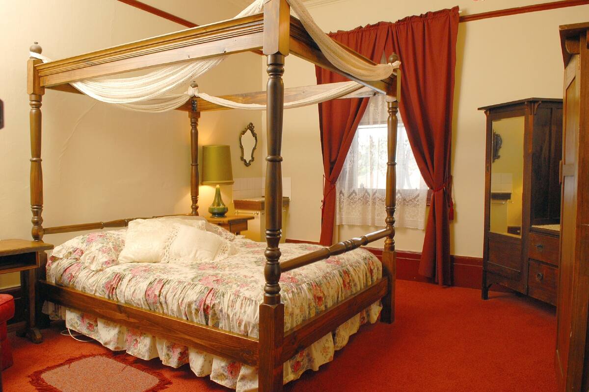 Queen Room | 1 bedroom, WiFi (free), individually decorated, individually furnished