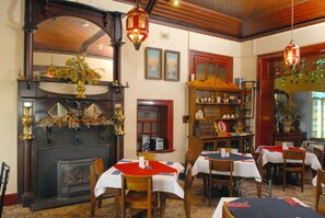Se sirven comidas, cenas y cocina local 
