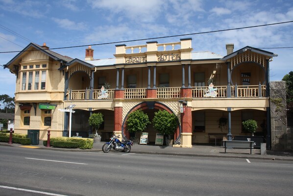 Exterior - Mickey Bourke's Koroit Hotel (Koroit)
