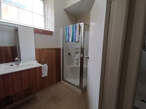 Shower, rainfall showerhead, towels, soap - Mickey Bourke's Koroit Hotel (Koroit)